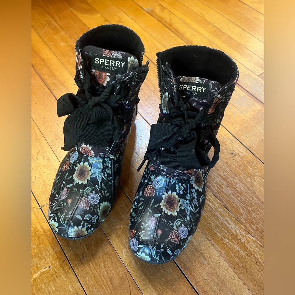 Sperry Women's Black Floral Winter Boots